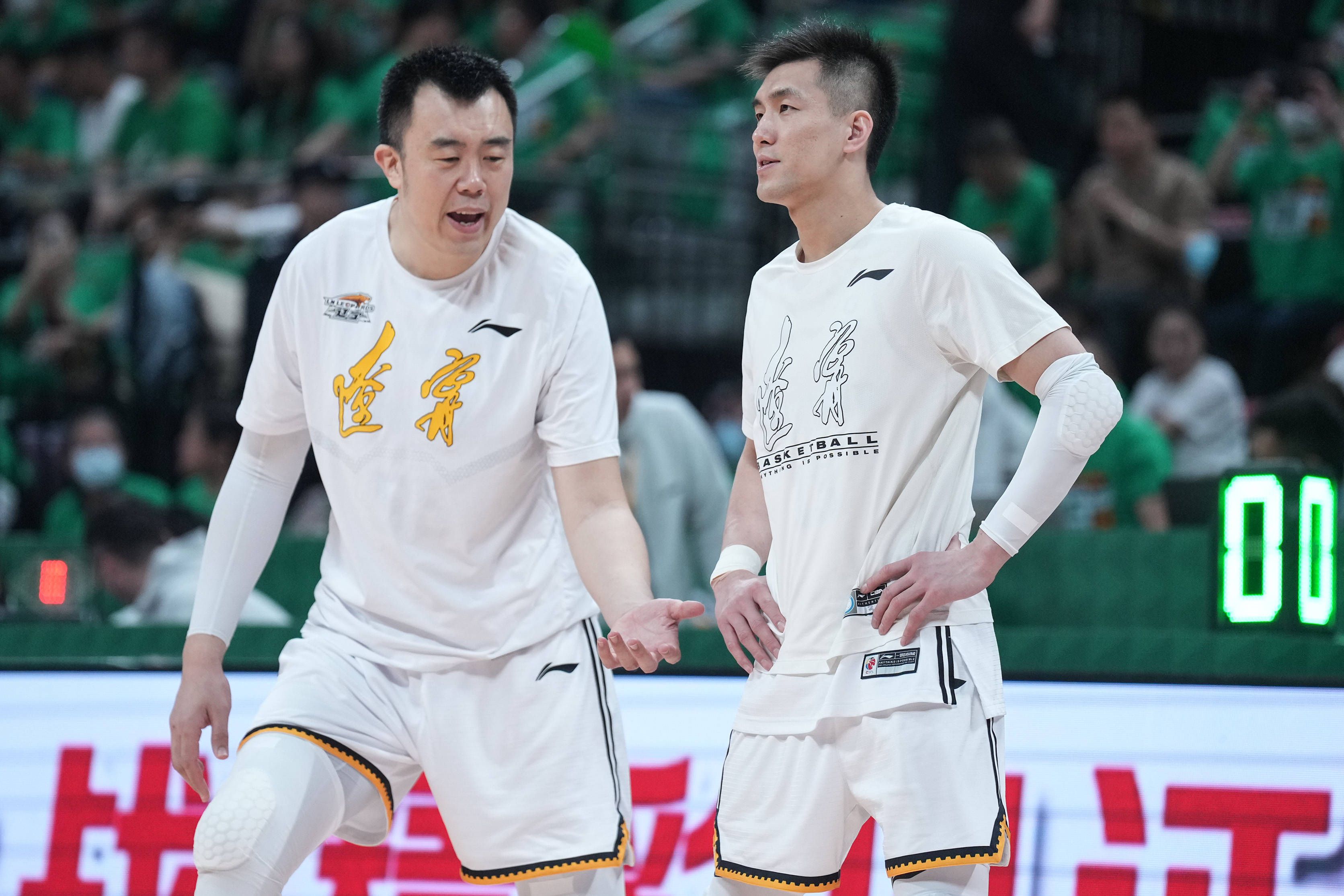 哈米德赶忙说道：我花重金买了一批俄罗斯产的热成像仪，都是军工级别的，一台能换一辆奔驰轿车，要不是你帮我解决那笔资金，我肯定用不起这玩意儿。